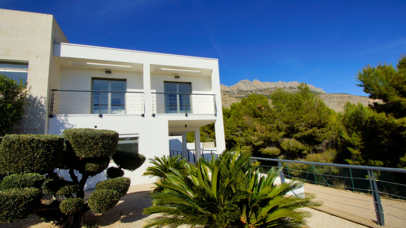 Villa moderna en Altea la Vella con vistas al mar en una parcela de 2.000m²