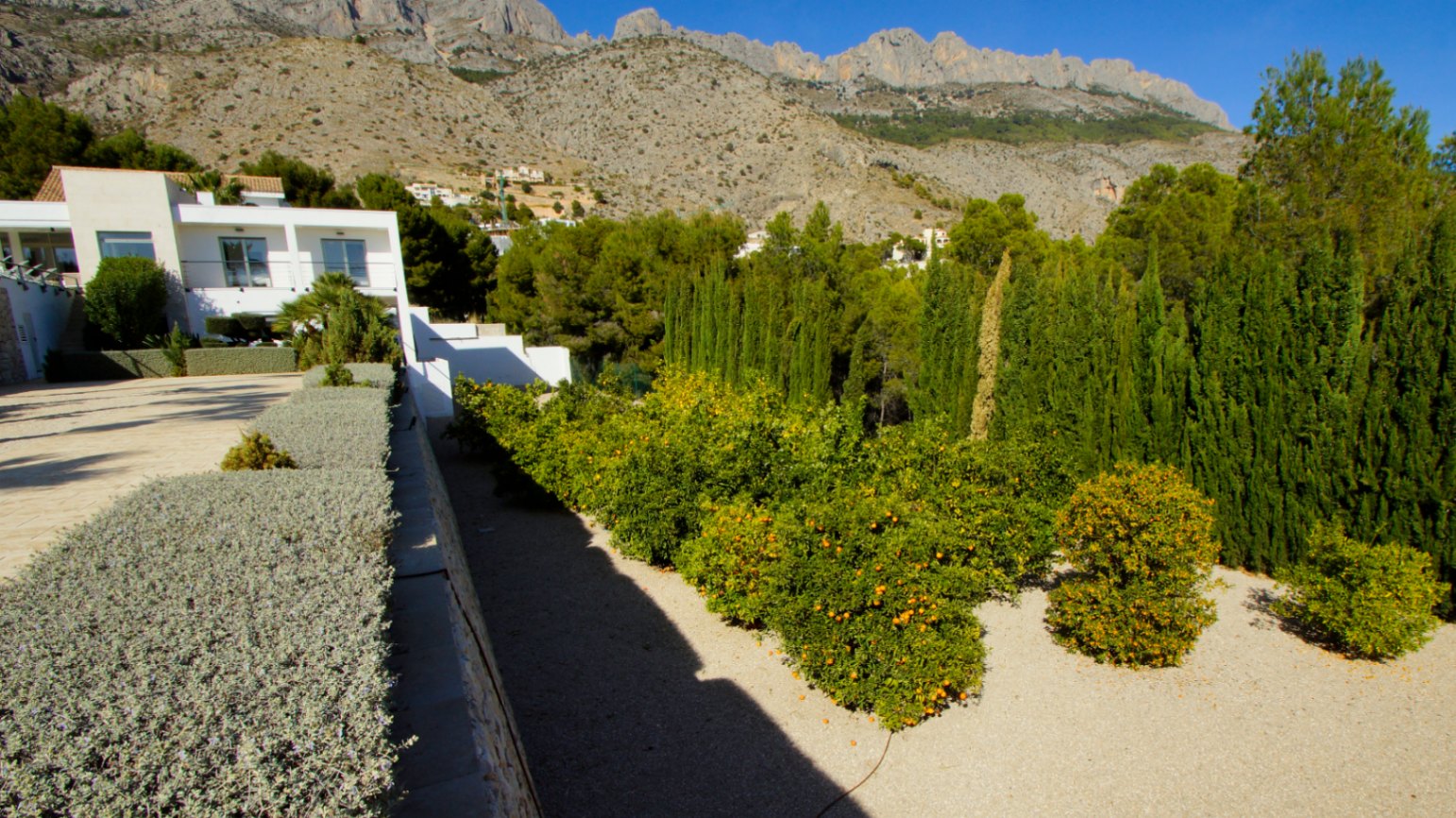 Moderne Villa in Altea la Vella mit Meerblick auf einem Grundstück von 2.000m²