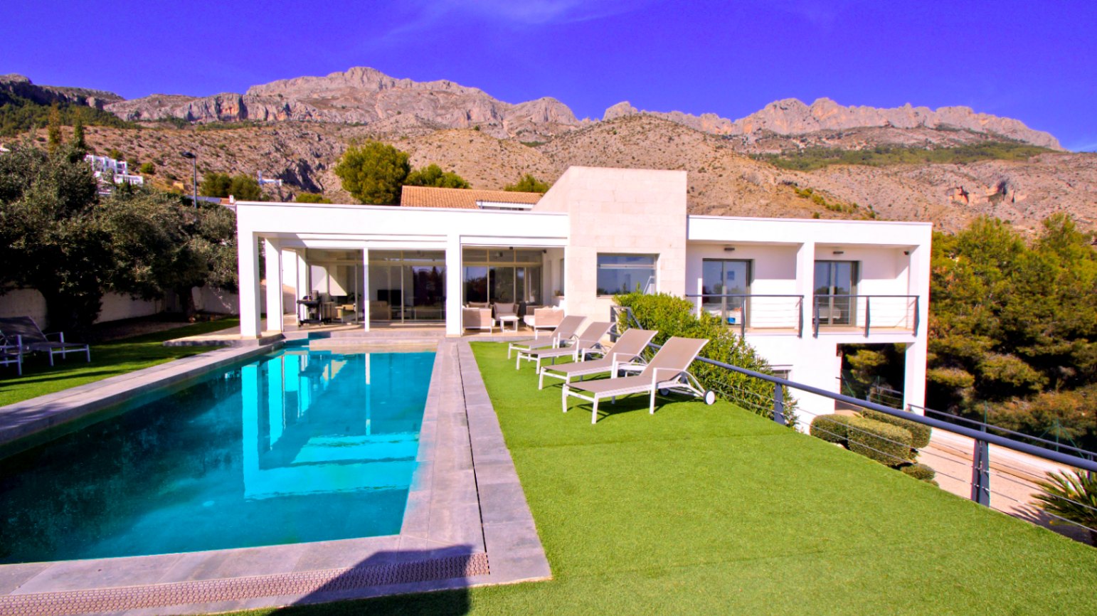 Moderne villa in Altea la Vella met uitzicht op zee op een perceel van 2.000m²